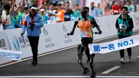 Robot di Balik Jersey: Mengapa Komunitas Lari Jakarta di April 2026 Kini 'Disetrum' AI Demi Dapatkan Postur Lari Sempurna